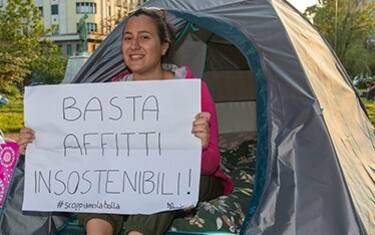 Milano, studentessa dorme in tenda davanti al Politecnico
