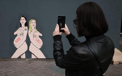 Milano, rimosso il murales con Schlein e Meloni nude e incinte
