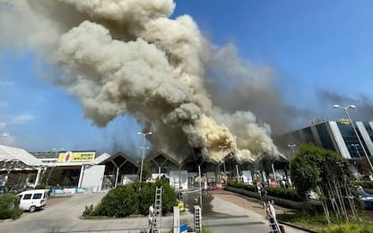 Desenzano del Garda, incendio al centro commerciale Le Vele