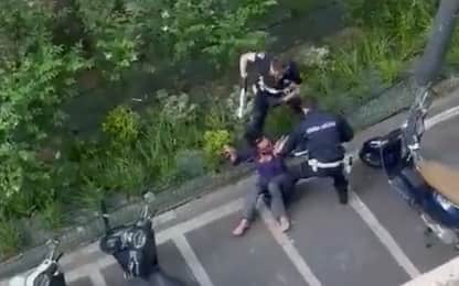 Milano, donna colpita da agenti con manganelli e spray al peperoncino