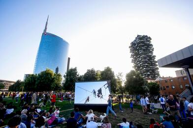 L'impresa di Andrea Loreni, il funambolo fra i grattacieli a Milano