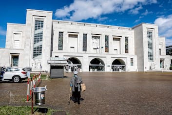 Milano, neonata abbandonata davanti all'ospedale di Sesto San Giovanni