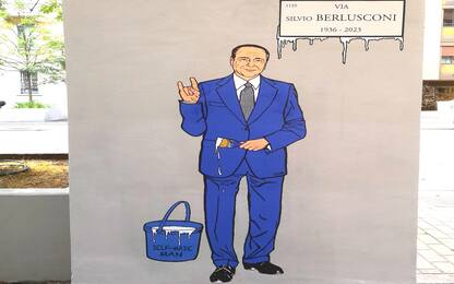 Milano, nuovo murale di Berlusconi che fa le corna in via Volturno