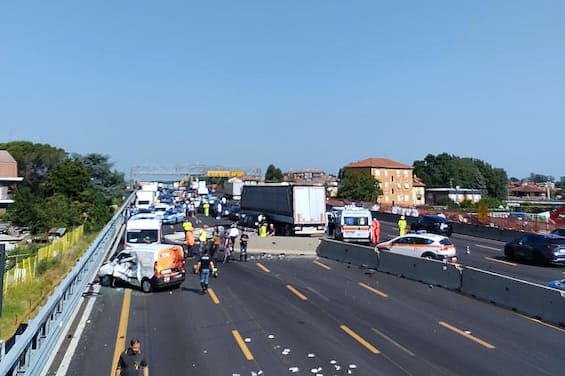 Incidente Sulla8 A Lainate Tir Invade Corsia E Investe Auto Autostrada Chiusa Sky Tg24