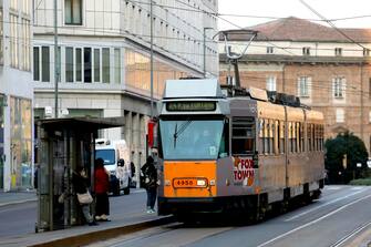 Primo giorno di green pass obbligatorio con controlli per dipendenti pubblici e personale atm - l'arrivo di un tram ad una fermata del centro a Milano, 15 ottobre 2021.ANSA/MOURAD BALTI TOUATI