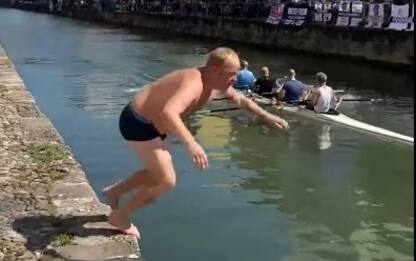 Milano, tifoso del Newastle si getta nei Navigli e gareggia con canoa