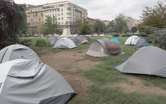 Tende in piazza Leonardo e studenti davanti al cinema occupato Splendor per un assemblea contro il caro affitti