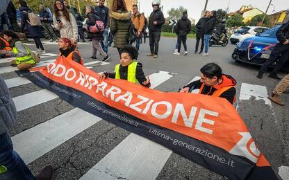 Milano, Ultima Generazione blocca il traffico in viale Lucania. FOTO