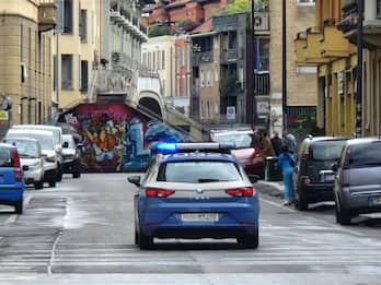 Milano, baby gang in via Gola: quattro amici salvati da un taxi