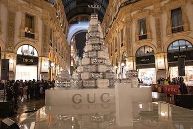 Milano, acceso albero di Gucci in Galleria. La polemica sui social