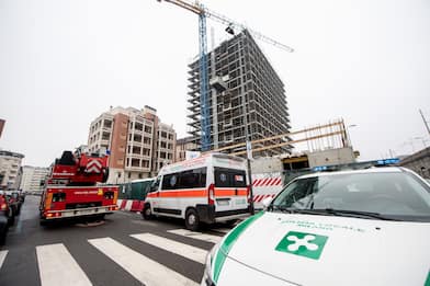 Milano, operaio di 28 anni muore schiacciato dal carico di una gru