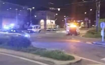 Milano, poliziotto accoltellato alla stazione di Lambrate: è grave