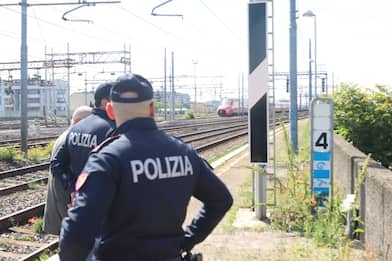 Milano, poliziotto accoltellato alla stazione di Lambrate: è grave