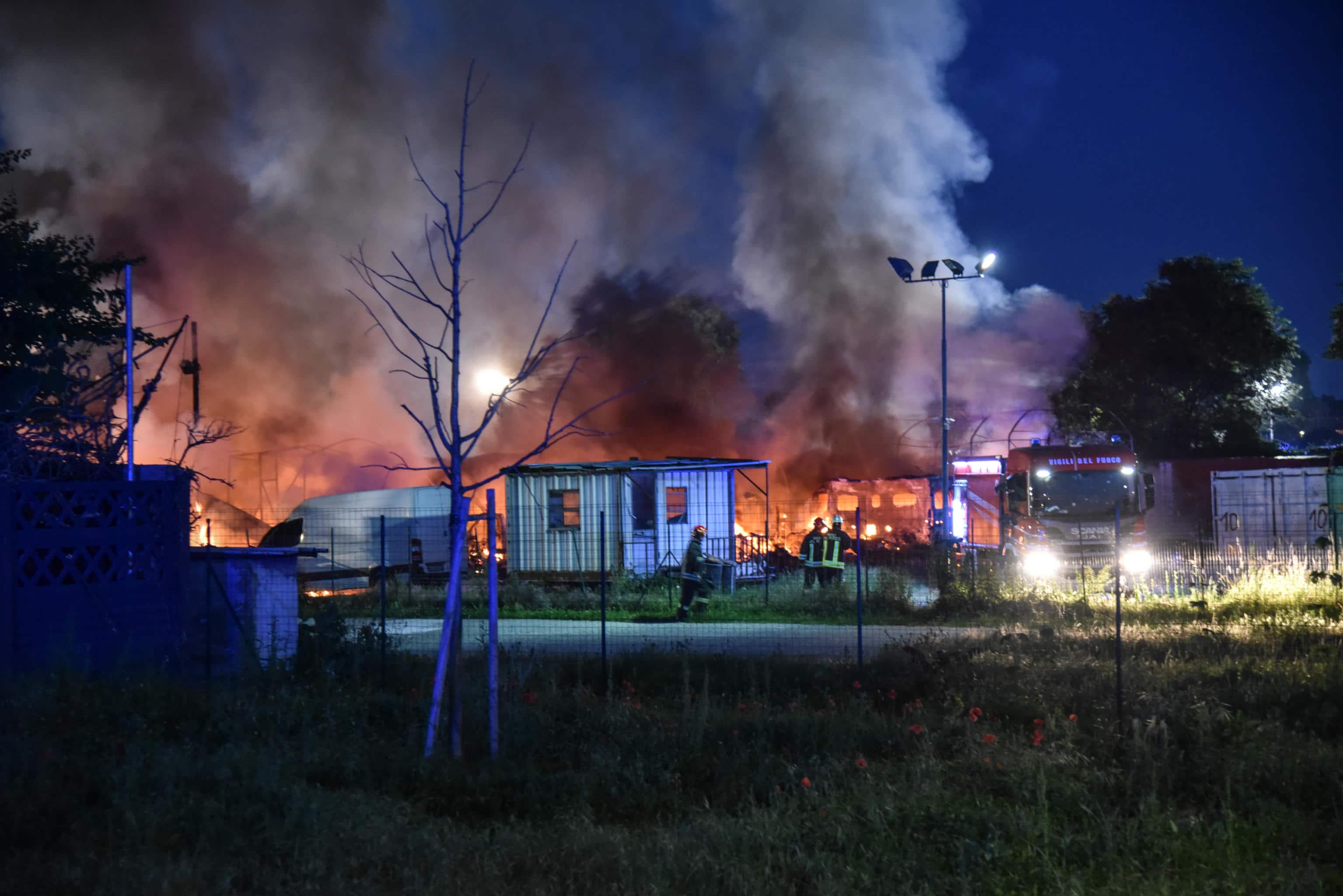 Il vasto incendio divampato all'interno di un deposito camper a Rozzano (Milano), zona Gratosoglio, 29 maggio 2024.
ANSA/MATTEO CORNER