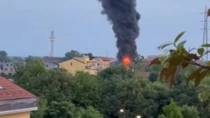 Milano, incendio vicino Gratosoglio: alta colonna di fumo. VIDEO