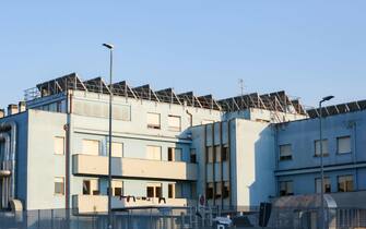 Roma , emergenza coronavirus, Centro di Accoglienza Migranti, preso a sassate. Roma , emergenza coronavirus, Centro di Accoglienza Migranti, preso a sassate. Questa mattina alta tensione fuori il Centro di Accoglienza Migranti di Torre Maura in via dell' Usignolo, dove alcuni residenti hanno preso a sassate il Centro, costringendo successivamente agli operatori della struttura di innalzare una barriera metallica per proteggere le persone in quarantena presenti all' interno. (Roma - 2020-04-08, Claudio-Sisto) p.s. la foto e' utilizzabile nel rispetto del contesto in cui e' stata scattata, e senza intento diffamatorio del decoro delle persone rappresentate