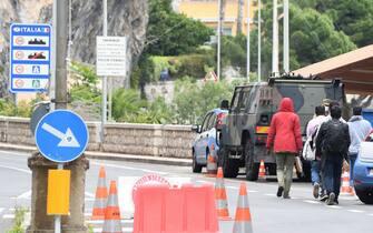 Confine di stato Ventimiglia, gli immigrati senza documenti, catturati in tutta la, con un servizio Bus-navetta vengono portati alla Frontiera alta di Mentone,meno frequentata e dopo aver fatto i fogli d espulsione vengono rigettati in Italia