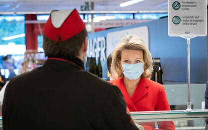 Coronavirus, la Regina del Belgio fa visita ad un supermercato FOTO