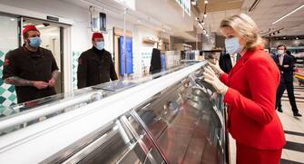 1211915682 Queen Mathilde of Belgium (R) wearing a protective mask speaks with workers as she visits the Carrefour supermarkets of Mestdagh groupe in Gerpinnes, on May 6, 2020 during a novel coronavirus (COVID-19) pandemic. (Photo by Benoit DOPPAGNE / BELGA / AFP) / Belgium OUT (Photo by BENOIT DOPPAGNE/BELGA/AFP via Getty Images)