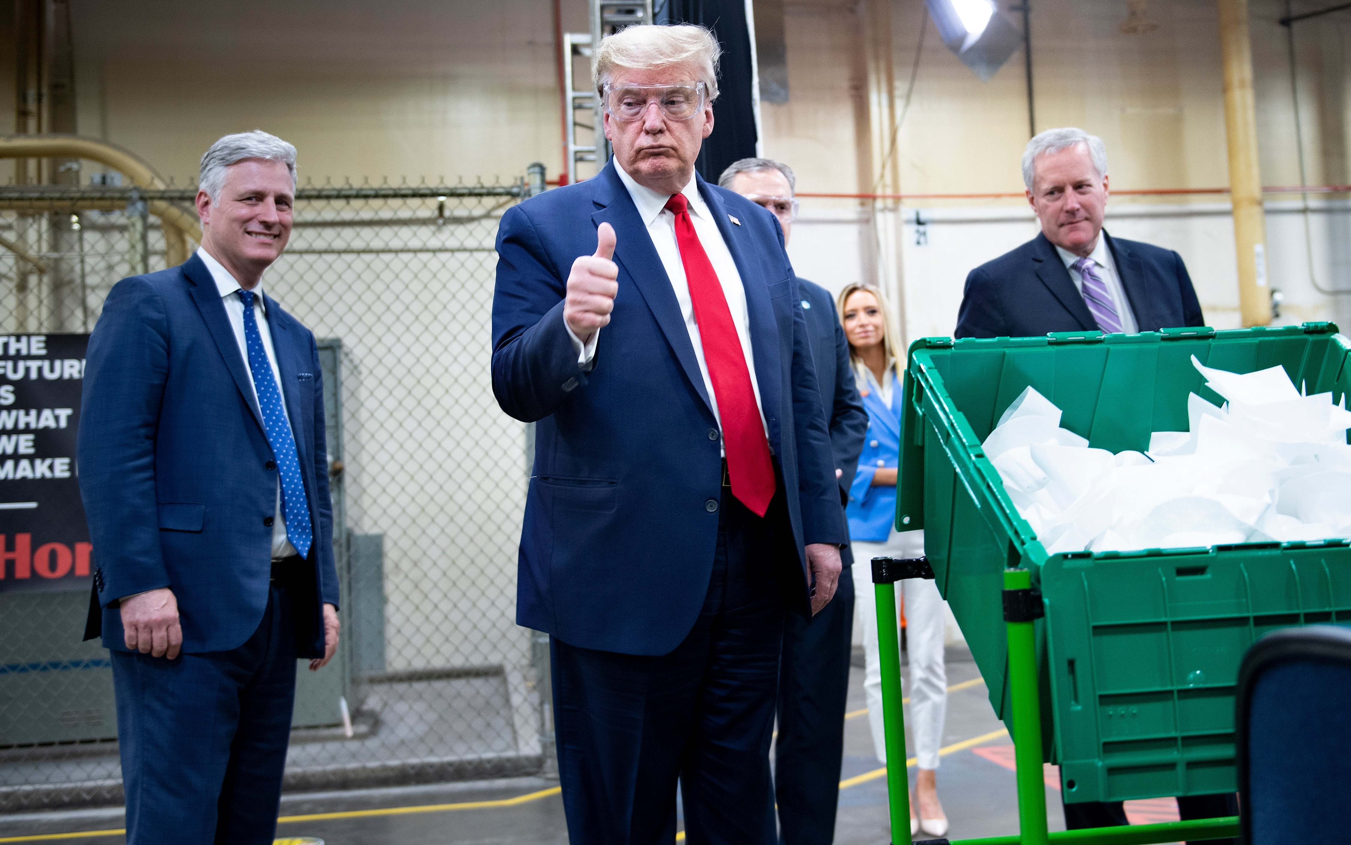 Il presidente americano Donald Trump in visita a una fabbrica TOPSHOT - US President Donald Trump tours a Honeywell International Inc. factory producing N95 masks during his first trip since widespread COVID-19 related lockdowns went into effect May 5, 2020, in Phoenix, Arizona. (Photo by Brendan Smialowski / AFP) (Photo by BRENDAN SMIALOWSKI/AFP via Getty Images)
