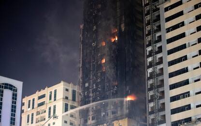Emirati Arabi, incendio in un grattacielo: almeno 7 feriti. FOTO