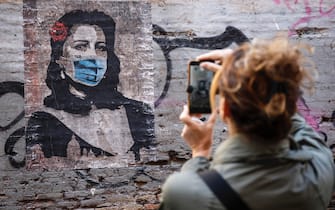 A mural by street artist Harry Greb entitled ''Roma Città Aperta'' with the face of the Italian actress Anna Magnani with the protective mask, in Trastevere district, Rome 25 April 2020.. ANSA / FABIO FRUSTACI

