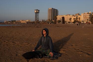 BARCELONA, SPAIN - MAY 08: A man practices yoga at dawn at La Barceloneta Beach opened for the first day since March 15 during the novel coronavirus crisis on May 08, 2020 in Barcelona, Spain. Permitted activities now include outdoor water sports such as surf, paddle surf or swimming from 6 - 10 AM and from 8 - 11 PM. Spain has had more than 220,000 confirmed cases of COVID-19 and over 26,000 reported deaths, although the rate has declined after weeks of lockdown measures. (Photo by David Ramos/Getty Images)