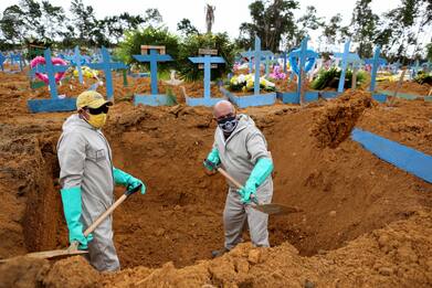 Covid, 3.869 nuovi decessi in Brasile: cimiteri aperti anche di notte