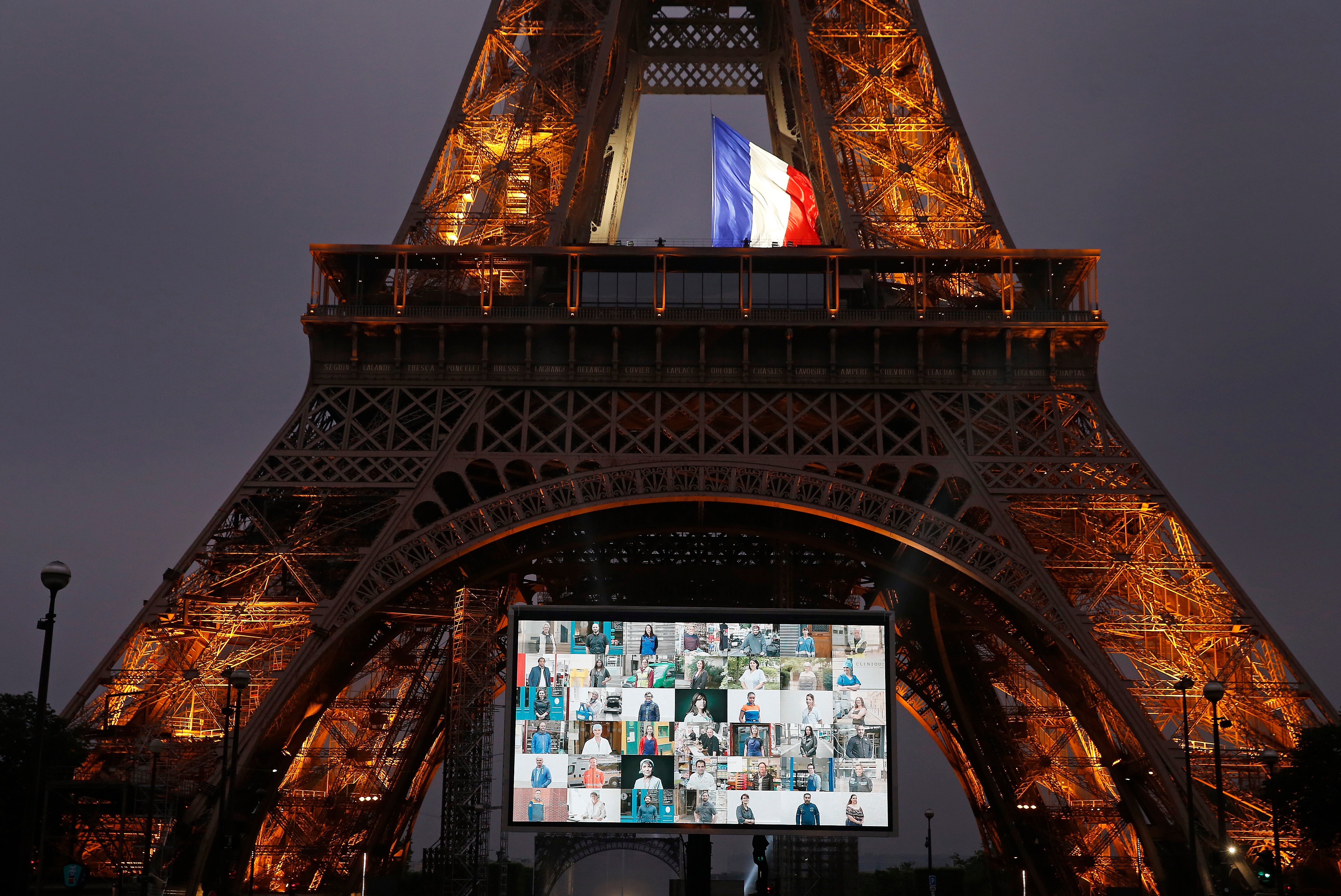 Coronavirus Francia Torre Eiffel Illuminata Omaggio Ai Lavoratori In Prima Linea Foto