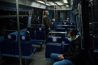 epa08413892 Commuters wearing face masks keep social distance as they ride a subway metro wagon in Paris, France, 11 May 2020. France began a gradual easing of its lockdown measures and restrictions amid the COVID-19 pandemic.  EPA/JULIEN DE ROSA