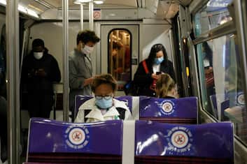 Coronavirus, Francia: obbligo mascherine nei luoghi pubblici chiusi