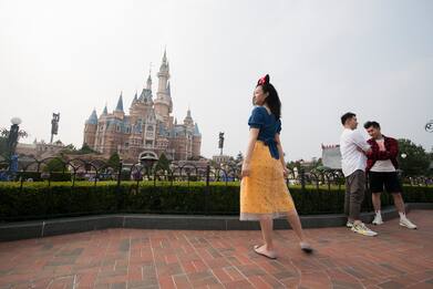 Coronavirus, la riapertura di Disneyland a Shanghai dopo il lockdown