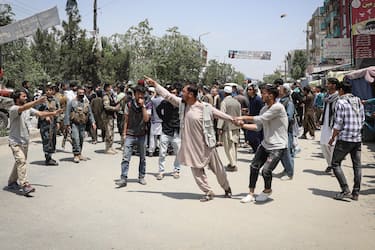 epa08416166 People react at the scene of an attack at an MSF (Doctors without Borders) clinic in Kabul, Afghanistan, 12 May 2020. Gunmen entered the MSF clinic in Kabul where gunfight is reportedly still ongoing.  EPA/HEDAYATULLAH AMID