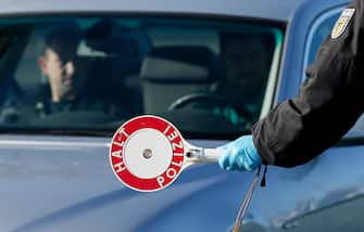 epa08418766 (FILE) - German Federal police officers check motorists at the closed border to France due the Coronovirus Epidemic in Kehl, Germany, 16 March 2020 (reissued 13 May 2020). Media reports state on 13 May 2020 that Germany is planning to partially ease border controls as early as 16 May 2020, following a decision of the Cabinet. At the same time, Austria is planning to reopen the border with Germany as early as 15 June, media added.  EPA/RONALD WITTEK *** Local Caption *** 55955872