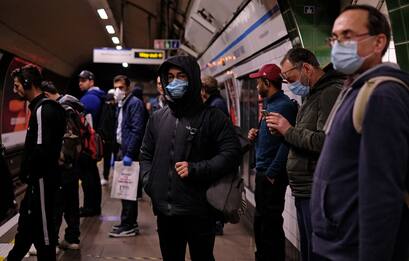 Coronavirus, GB: Johnson annuncia nuovi controlli sulla metro. FOTO