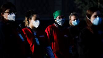 USA NEW YORK PANDEMIC CORONAVIRUS NURSES epa08418303 Nurses from Saint Joseph's Medical Center stand together during an event organized by the New York State Nurses Association to mark the end of Nurse's Week and to remember the victims of the COVID-19 pandemic in Yonkers, New York, USA, 12 May 2020. Yonkers is one of the cities in the US with the largest per capita rate of COVID-19 infections outside of New York City, which is still the epicenter of the coronavirus outbreak in the nation. Many nurses and hospital workers dealing with COVID-19 patients are still struggling with a limited supply of personal protective equipment. EPA/JUSTIN LANE
