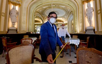 coronavirus,covid,bar,gambrinus,fase due A moment of preparations for the reopening of Cafè 'Gambrinus'in Naples during phase two of the coronavirus emergency, Italy, 14 May 2020. Several countries around the world have started to ease COVID-19 lockdown restrictions in an effort to restart their economies and help people in their daily routines after the outbreak of coronavirus pandemic. ANSA/CIRO FUSCO