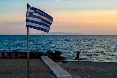 Coronavirus, in Grecia spiagge riaperte. Governo: “Qui vacanze sicure"