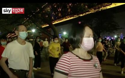 Coronavirus Cina, Wuhan verso normalità: gente danza in strada. VIDEO
