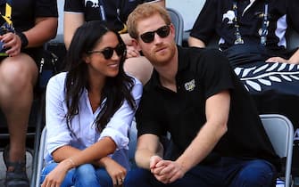 TORONTO, ON - SEPTEMBER 25:  Prince Harry (R) and Meghan Markle (L) attend a Wheelchair Tennis match during the Invictus Games 2017 at Nathan Philips Square on September 25, 2017 in Toronto, Canada.  (Photo by Vaughn Ridley/Getty Images for the Invictus Games Foundation)