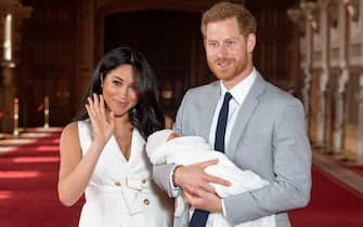 Britain's Prince Harry, Duke of Sussex (R), and his wife Meghan, Duchess of Sussex, pose for a photo with their newborn baby son, Archie Harrison Mountbatten-Windsor, in St George's Hall at Windsor Castle in Windsor, west of London on May 8, 2019. (Photo by Dominic Lipinski / POOL / AFP)        (Photo credit should read DOMINIC LIPINSKI/AFP via Getty Images)