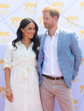 1178583805 JOHANNESBURG, SOUTH AFRICA - OCTOBER 02: (UK OUT FOR 28 DAYS) Meghan, Duchess of Sussex accompanied by Prince Harry, Duke of Sussex visit the Tembisa Township to learn about Youth Employment Services during their royal tour of South Africa on October 02, 2019 in Johannesburg, South Africa. (Photo by Pool/Samir Hussein/WireImage)