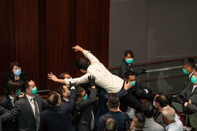 Hong Kong: scontri in Parlamento tra deputati. FOTO