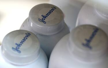 Johnson & Johnson blocca la vendita di talco in Usa e Canada