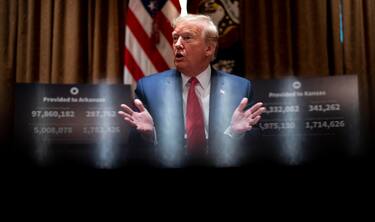 epa08434640 US President Donald J. Trump makes remarks as he attends a meeting with the Arkansas Governor Asa Hutchinson and Kansas Governor Laura Kelly in the Cabinet Room of the White House, Washington, DC, USA, 20 May 2020.  EPA/Doug Mills / POOL