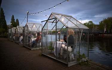 A Dutch restaurant restaurant has come up with a way for people to dine in public during the coronavirus pandemic. Eten Restaurant, part of the Mediamatic Biotoop centre in Amsterdam, has tested greenhouse-like booths for customers to eat in, keeping them protected from contracting COVID-19 from other diners. Amsterdam, Netherlands, May 18, 2020. Photo by Robin Utrecht/ABACAPRESS.COM (Utrecht Robin/ABACAPRESS.COM / IPA/Fotogramma, Amsterdam - 2020-05-18) p.s. la foto e' utilizzabile nel rispetto del contesto in cui e' stata scattata, e senza intento diffamatorio del decoro delle persone rappresentate