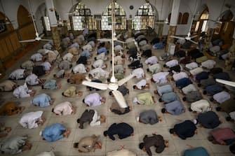 Muslim devotees offer Jummat-ul-Vida prayers on the last Friday ahead of the Eid al-Fitr festival which marks the end of the Muslim holy month of Ramadan at a mosque in Islamabad on May 22, 2020. (Photo by Aamir QURESHI / AFP) (Photo by AAMIR QURESHI/AFP via Getty Images)