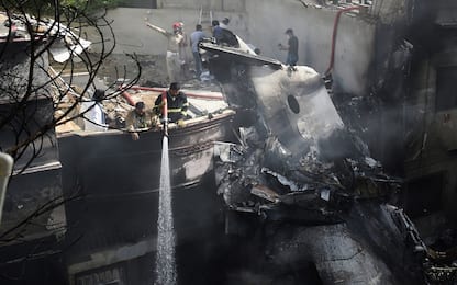 Pakistan, aereo precipita durante l’atterraggio a Karachi. FOTO