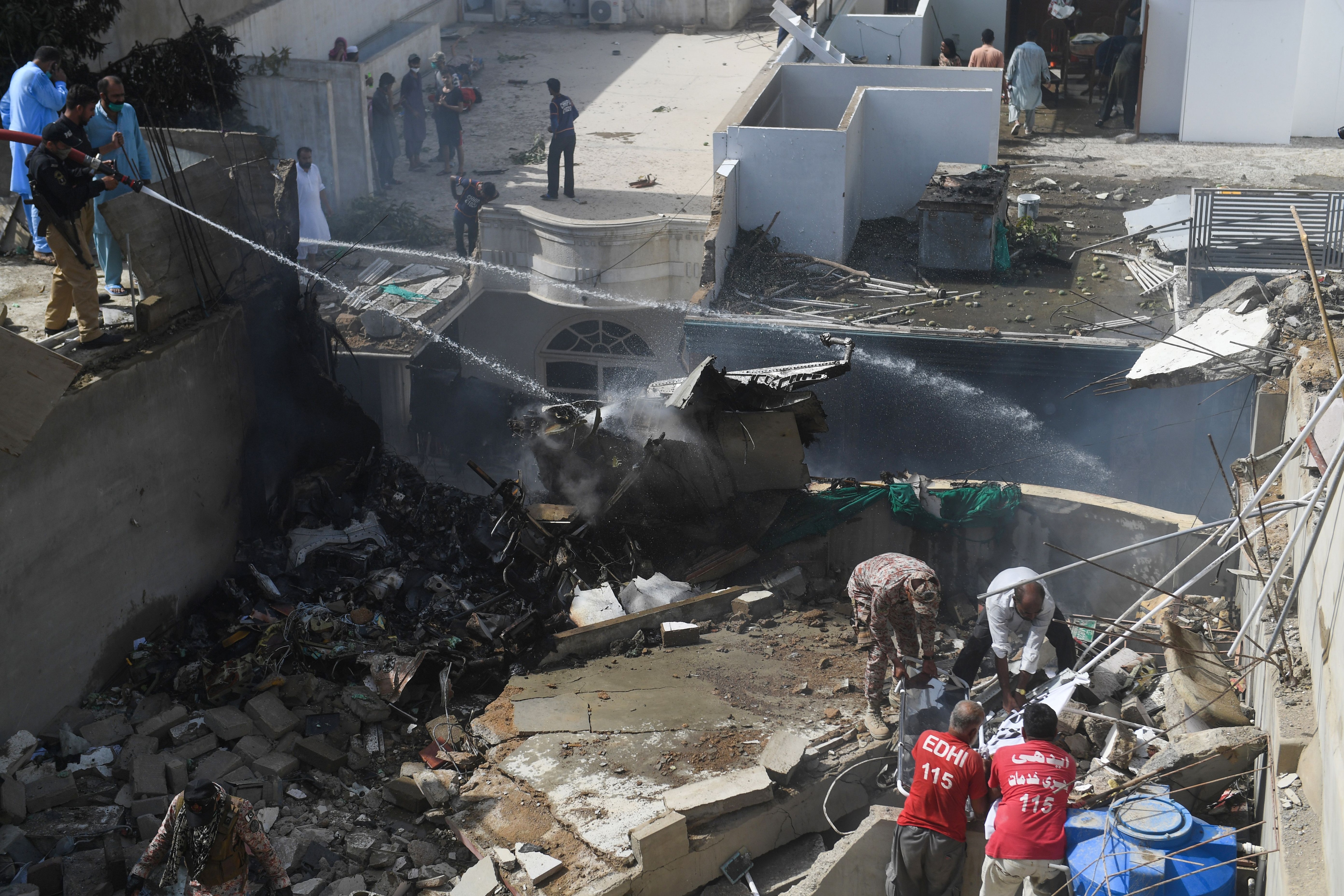 Un'immagine del luogo dell'incidente incidente aereo pakistan