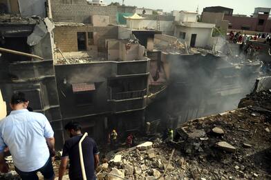 Pakistan, aereo precipita sulle case a Karachi con 98 persone a bordo